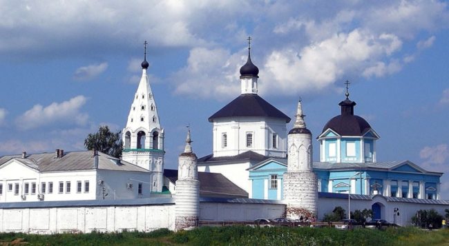 Самыми знаменитыми гражданскими постройками являются