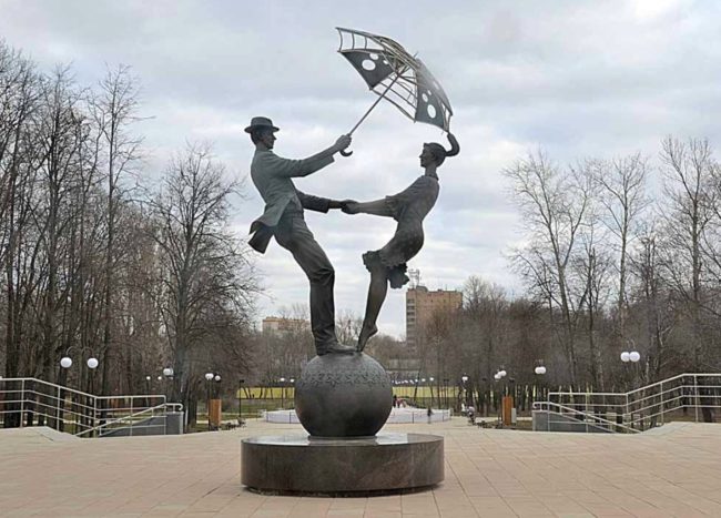 Скульптура «Пара под зонтом» в парке