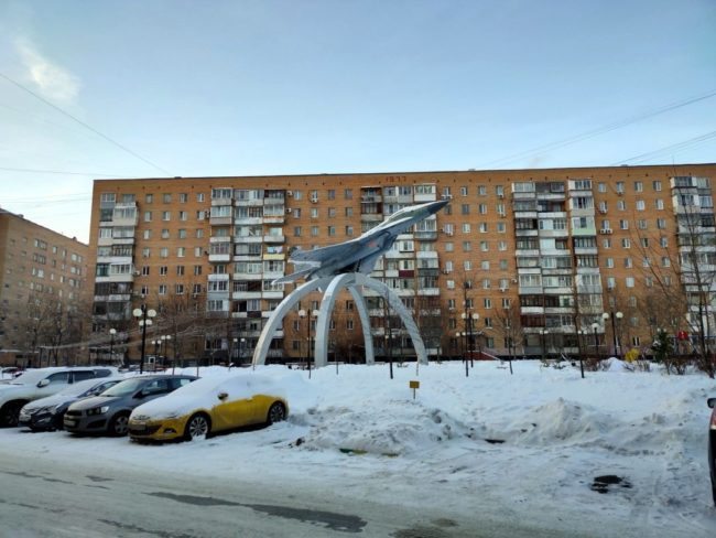 Сквер с памятником самолёту в Городке А