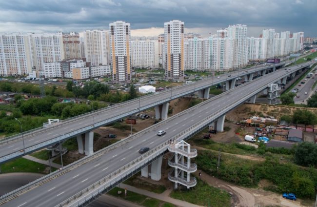 Путепровод и многоэтажные дома Красной Горки