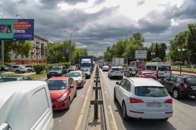 Автомобильное движение на улице Люберец