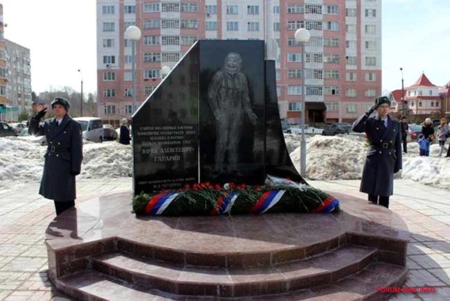 Памятник летчику-космонавту Гагарину