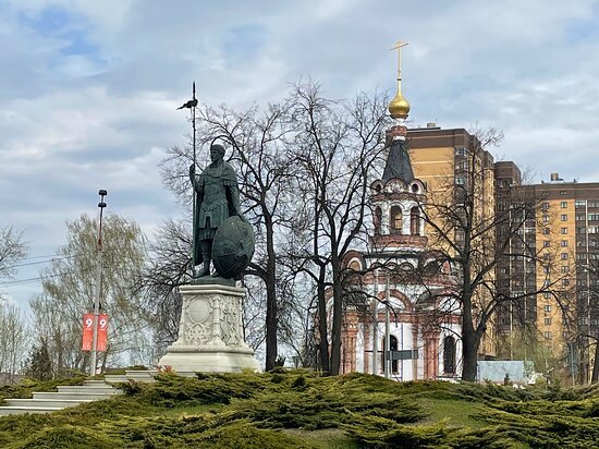 В одной руке у князя боевое копье