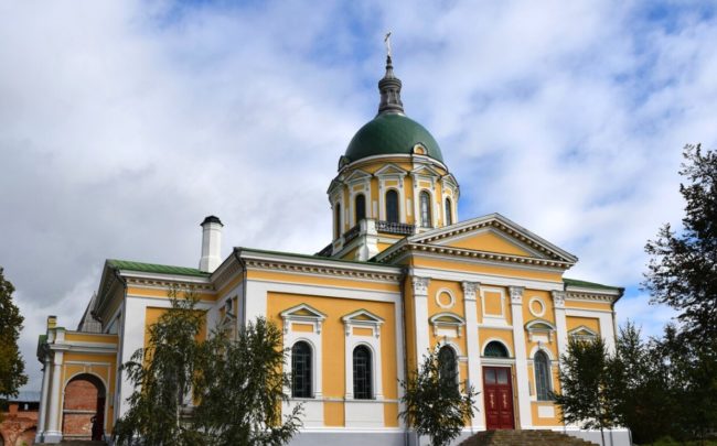 Он расположен внутри Зарайского кремля