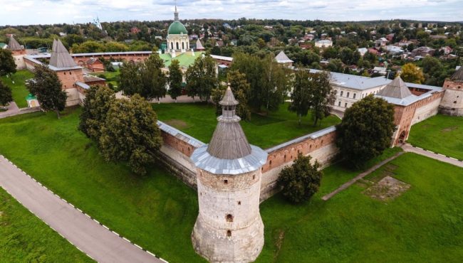 Стены кремля были построены в 1528 году