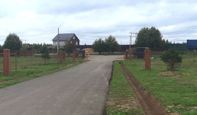 проложены асфальтированные дороги