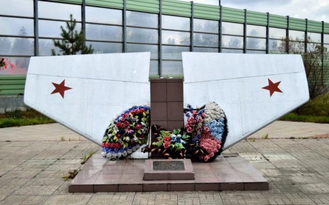 Памятный знак, посвященный летчику Пойденко