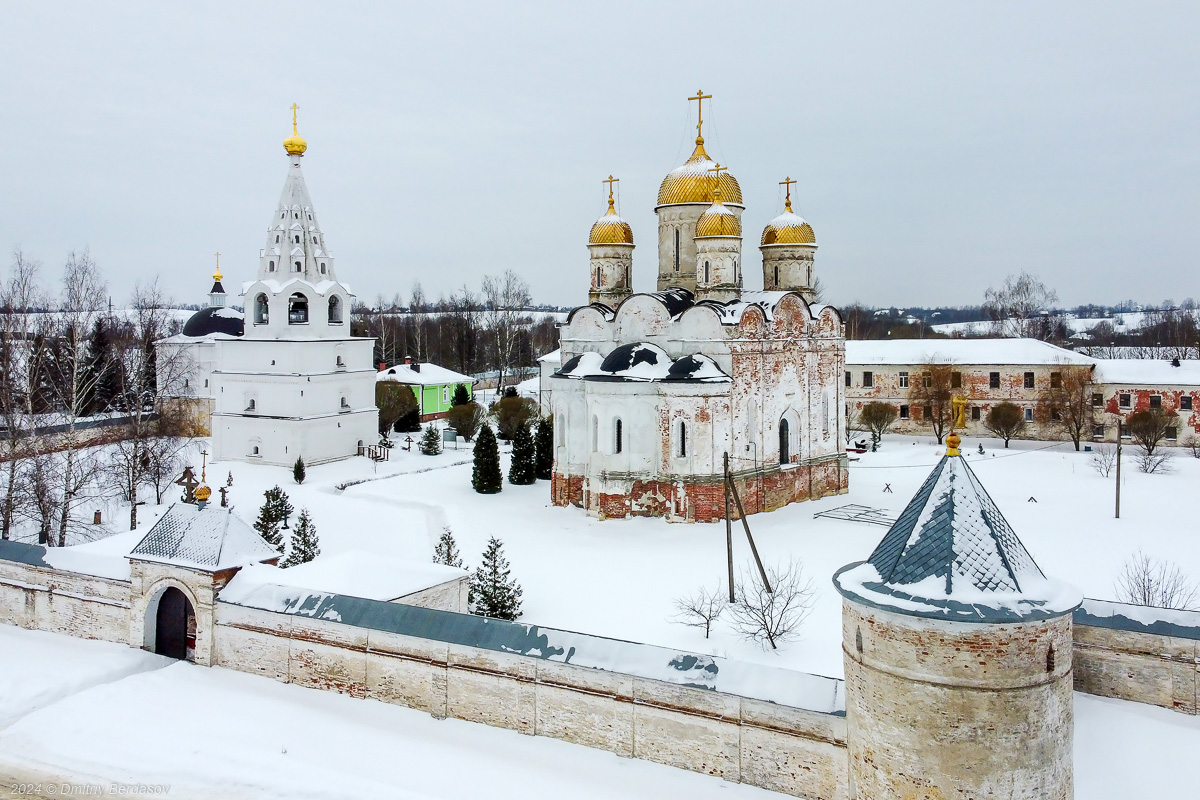 Лужецкий Ферапонтов монастырь в Можайске — общий вид с собором и колокольней