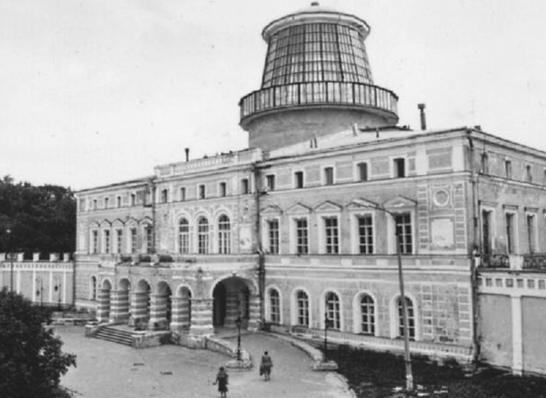 Черно-белая историческая фотография усадьбы Поречье с главным домом и флигелями