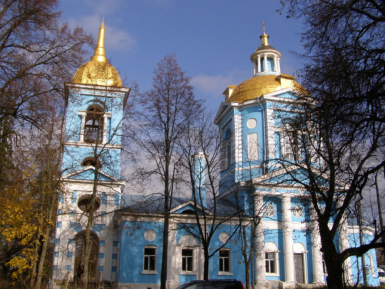 Белокаменная церковь Рождества Пресвятой Богородицы в Поречье с колокольней и куполом