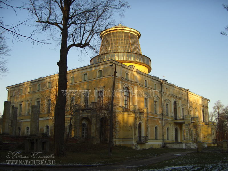 Современная фотография главного корпуса усадьбы Поречье с восстановленным фасадом