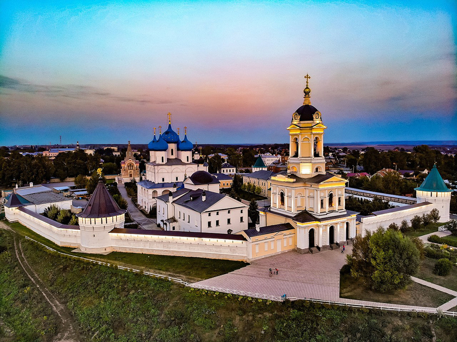 Панорамный вид храмов и монастырей города Серпухова