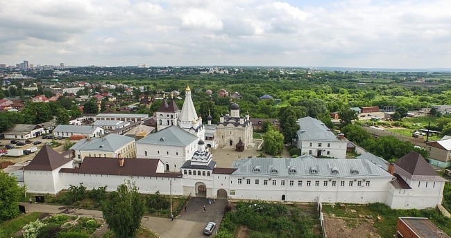 Вход в Введенский Владычный женский монастырь в Серпухове